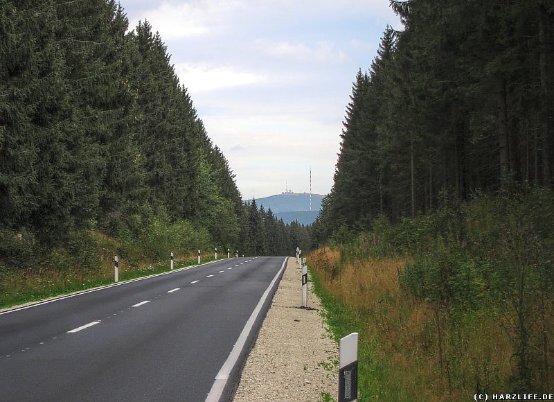 Landstraße mit Fernsicht zum Brocken