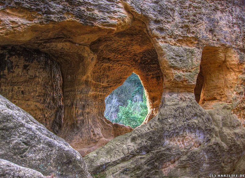 Höhle an der Westseite des Klusfelsens