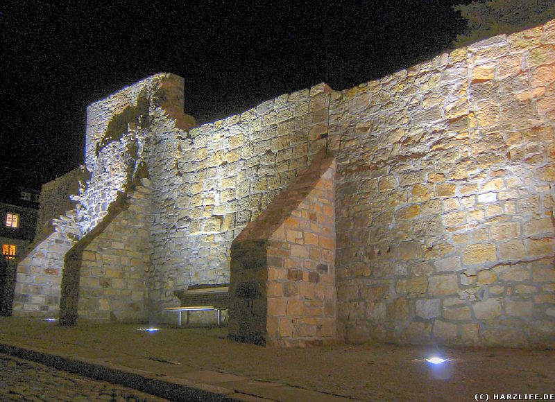 Die Blankenburger Stadtmauer bei Nacht