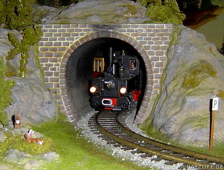 Die Harzquerbahn verläßt den Tunnel