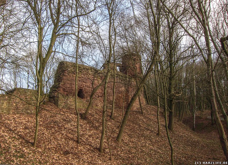 Burgruine Bornstedt - Die Burgmauer der Vorburg