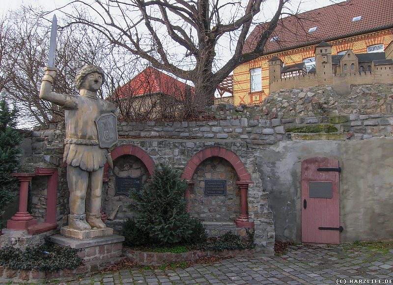 Gerbstedt - Rolandfigur und historisches Mauerwerk