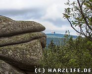 Granitfelsen Ahrensklint mit Blick zum Brockengipfel