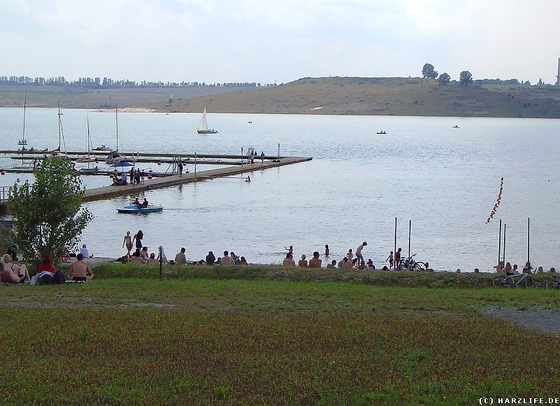 Dieses Bild zeigt den Badestrand am Concordiasee bei Schadeleben an einem heißen Sommertag des Jahres 2004 Der Badestrand am Concordiasee bei Schadeleben im Juli 2004