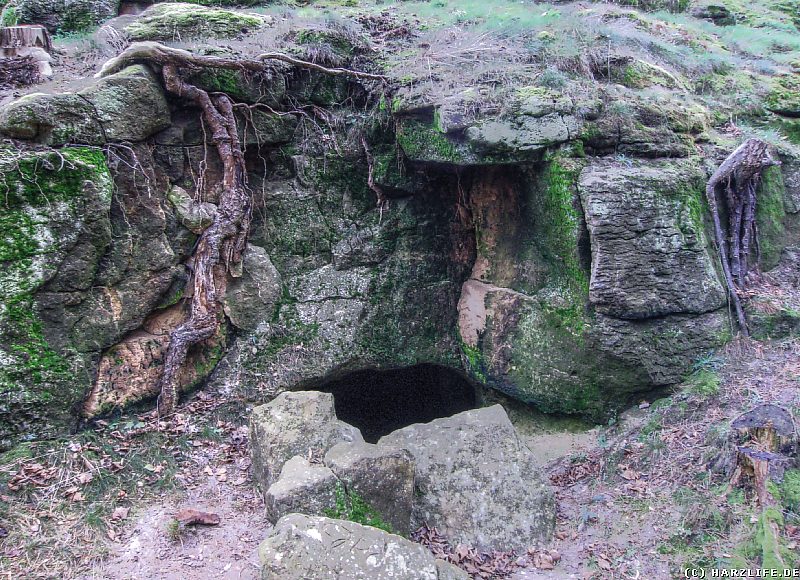 Eingang zur Höhle unter dem Fünffingerfelsen