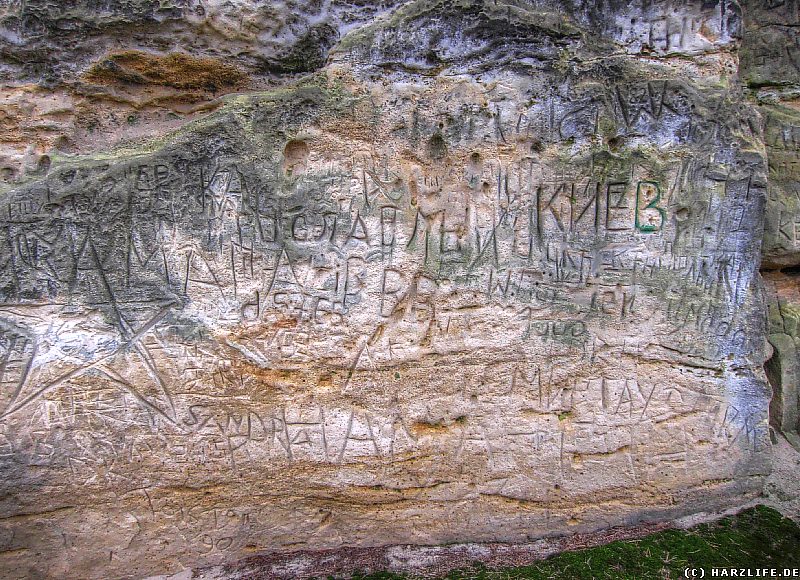 Inschriften im Stein am Fünffingerfelsen