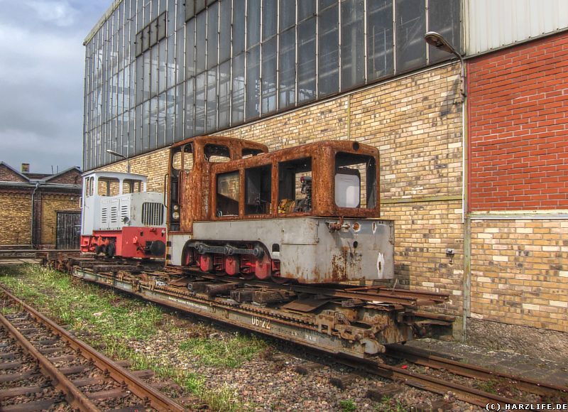 Zwei stark reparaturbedürftige Diesellokomotiven des Typs V10C
