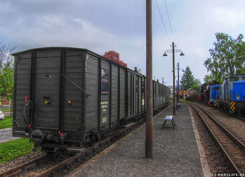 Personenwagen Nr. 0236 am Zugende auf dem Bahnhof Benndorf